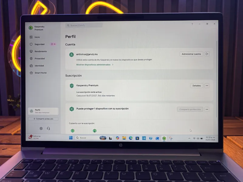 Laptop con el antivirus instalado y la suscripción activa