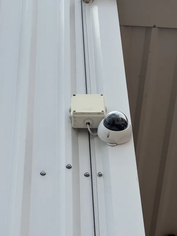 Instalación cámara seguridad empresa Juriquilla JARVIZ