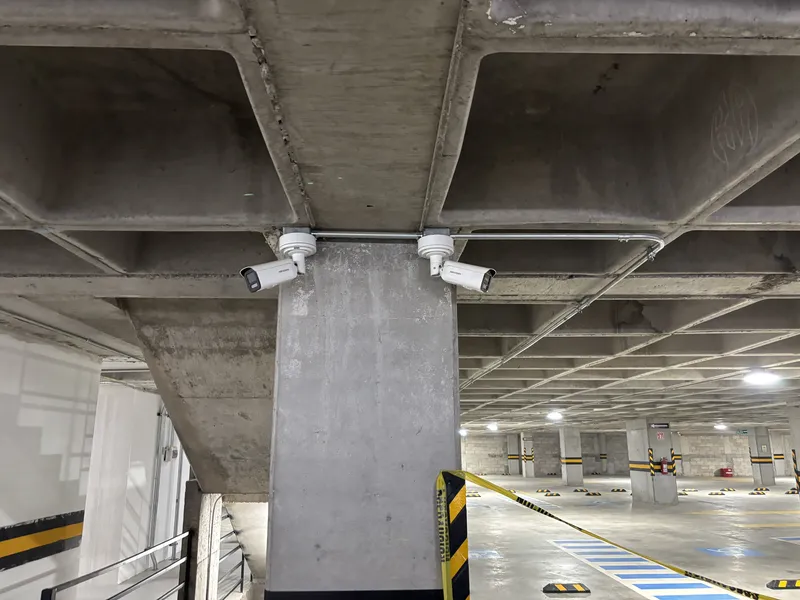 Instalación cámara exterior nave industrial Querétaro