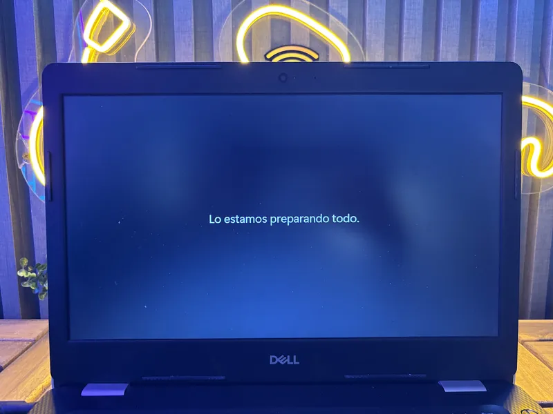 Laptop terminando de preparar el sistema después de la instalación del SSD