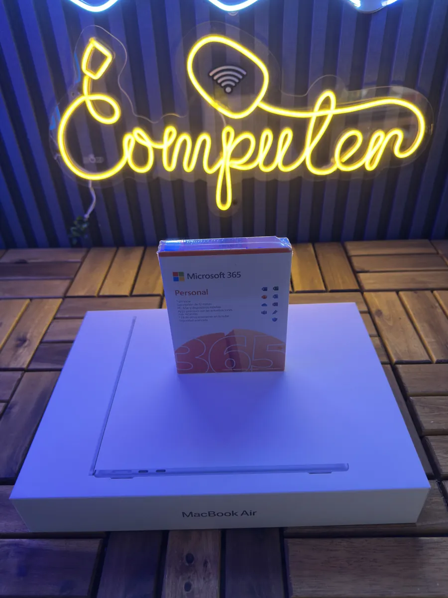 Caja de suscripción de Office sobre la caja de una laptop
