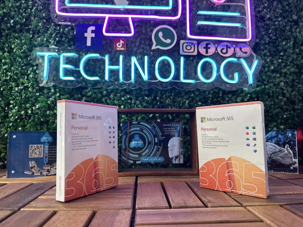 Dos cajas de suscripción de Office sobre una mesa