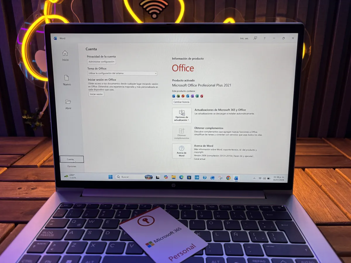 Laptop con Word abierto y la tarjeta de la suscripción sobre el teclado