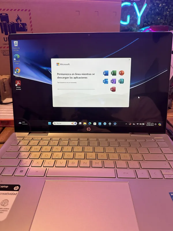 Laptop instalando las aplicaciones de Office con una barra de progreso en pantalla