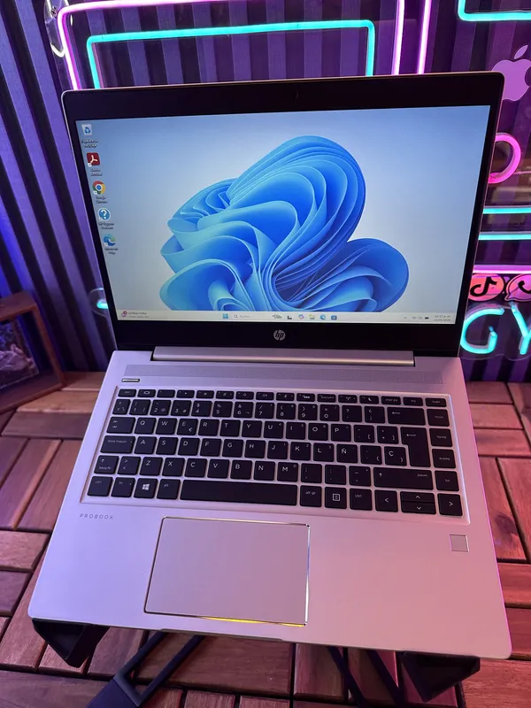 Laptop con el escritorio de Windows 11 instalado