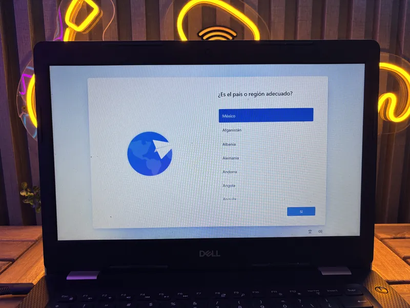 Laptop de oficina mostrando la pantalla de configuración inicial de Windows