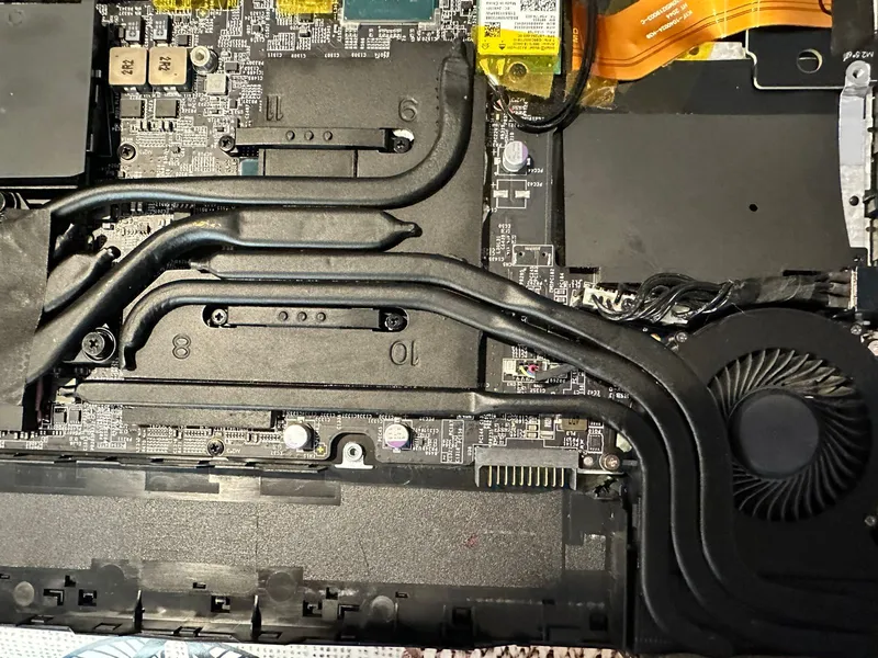 Interior de la misma laptop con el disipador limpio, después de la limpieza