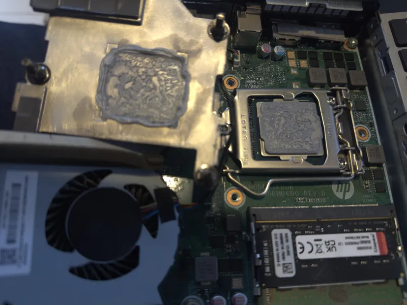 Pasta térmica reseca sobre el procesador y el disipador de una computadora compacta