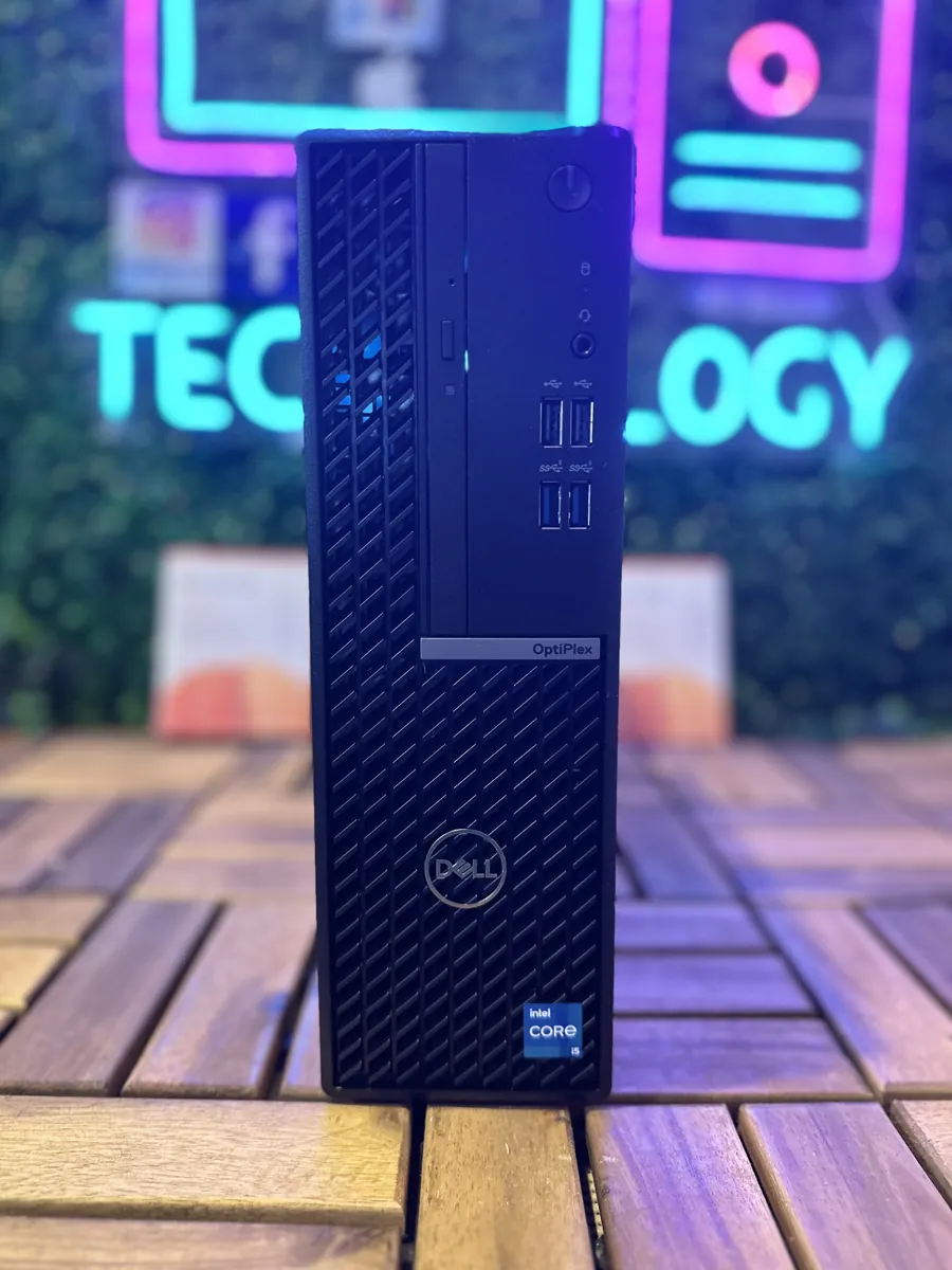 Computadora de escritorio compacta de frente