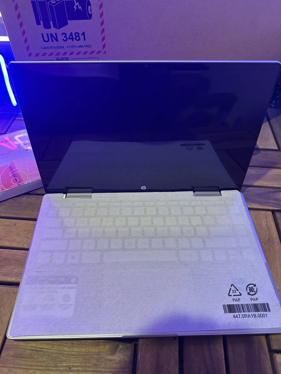 Laptop nueva recién sacada de su caja, con el protector del teclado