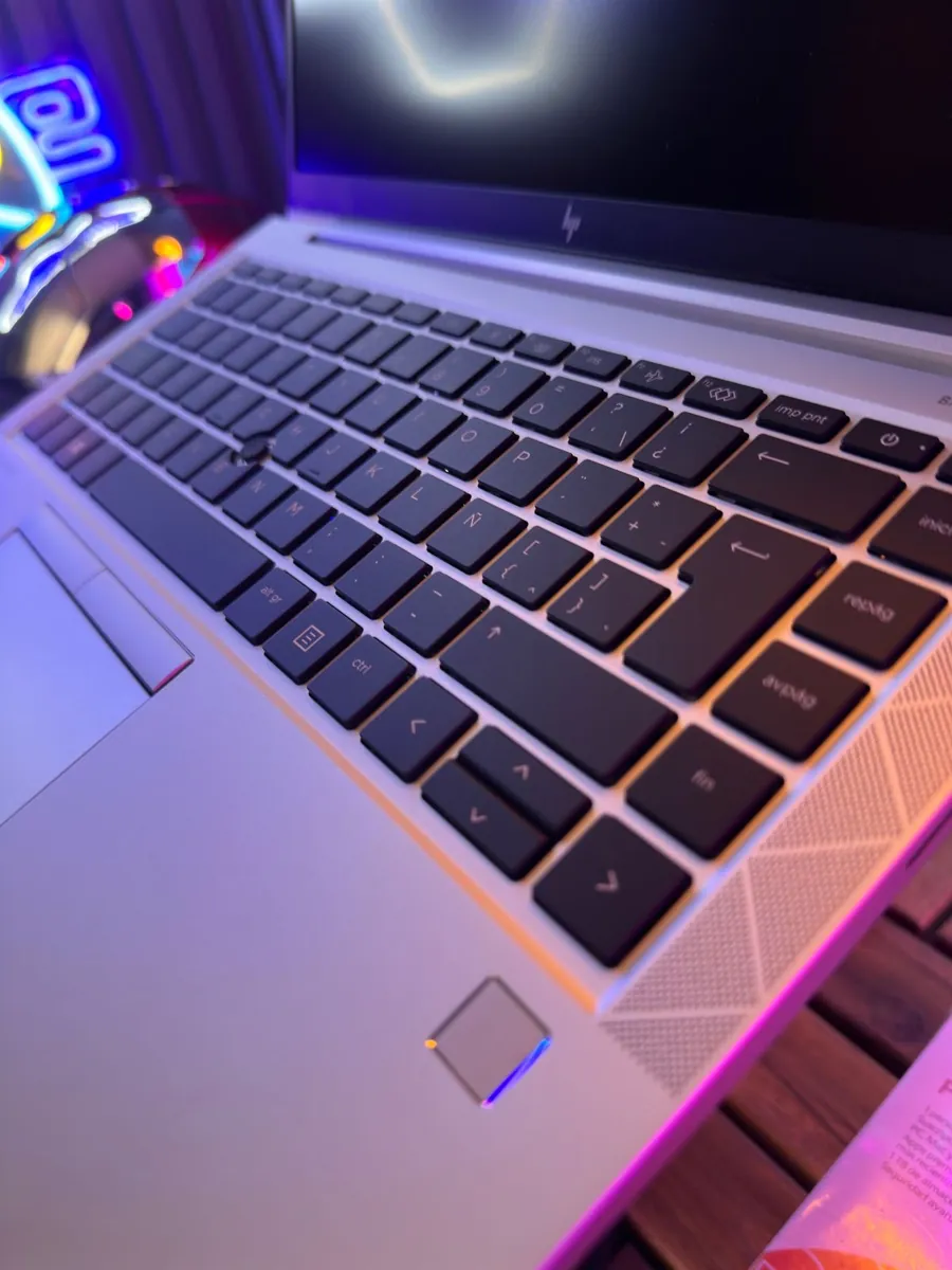 Teclado de una laptop con lector de huella