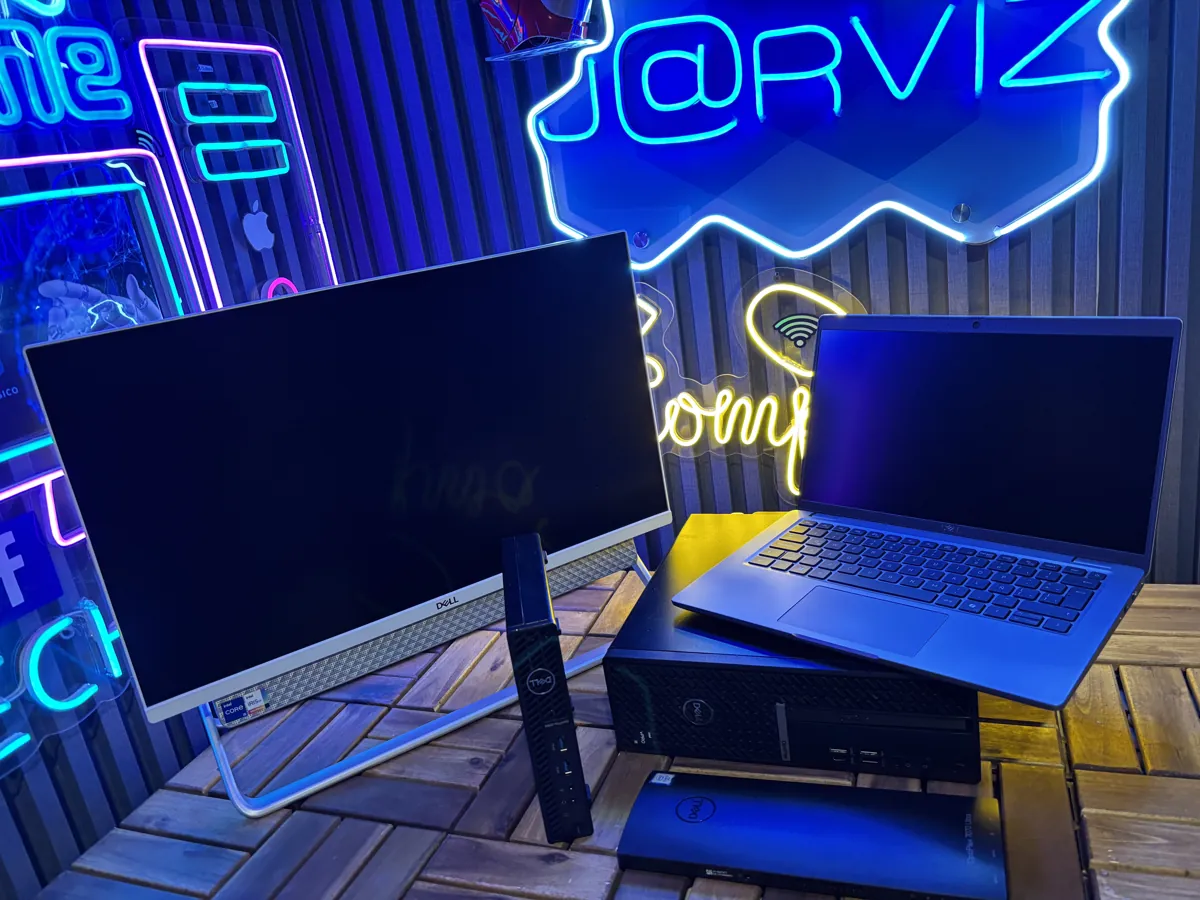 Computadoras de escritorio, todo en uno, mini PC y laptop sobre una mesa