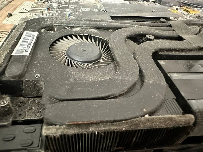Laptop con polvo y suciedad interna antes de limpieza JARVIZ Juriquilla