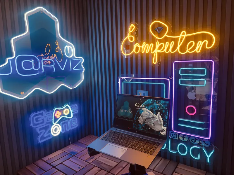 Espacio JARVIZ Game Zone Computer neon Querétaro